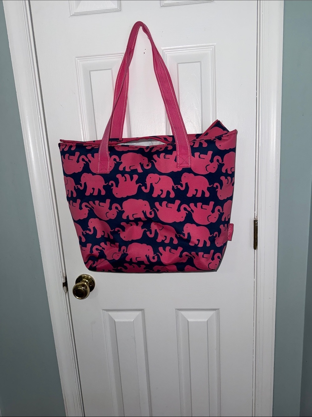 Lilly Pulitzer Navy and Pink Insulated Trunk Sun pattern. - Picture 3 of 6